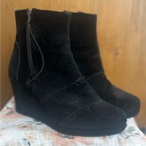 Toms size 7 black zip up wedge boots